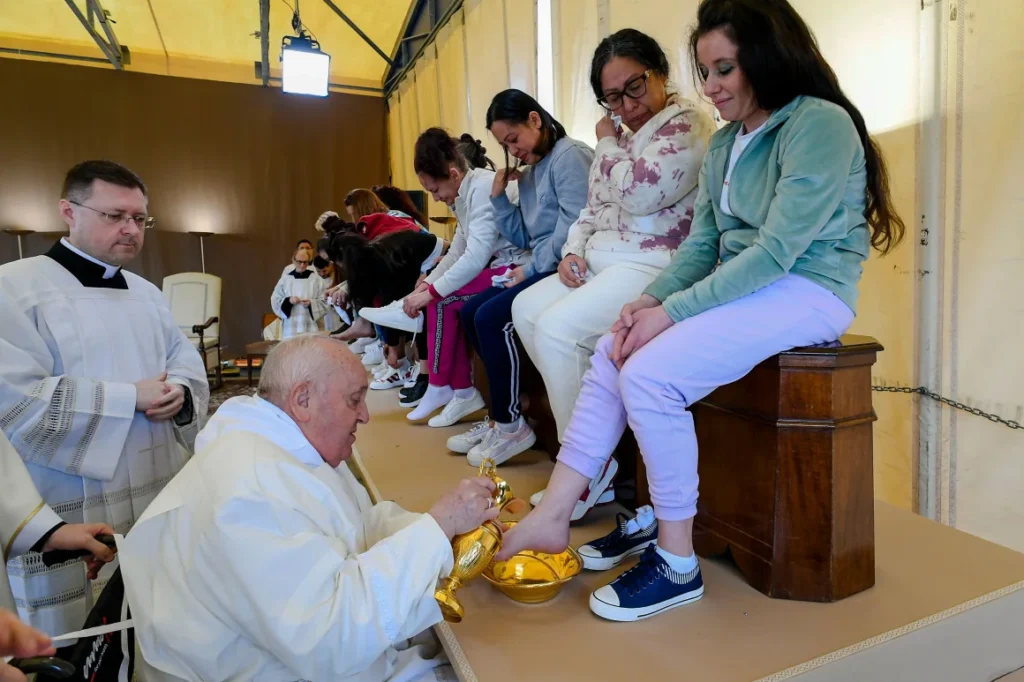 Pope Francis washing feet